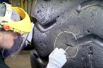 Oprava gigantickej pneumatiky