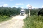 Kamion cez dreveny most