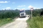 Kamion cez dreveny most