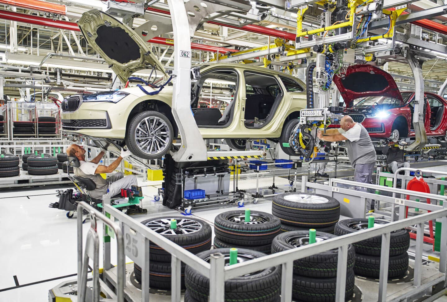 Škoda Superb schádza z výrobnej linky v Bratislave v závode Volkswagen