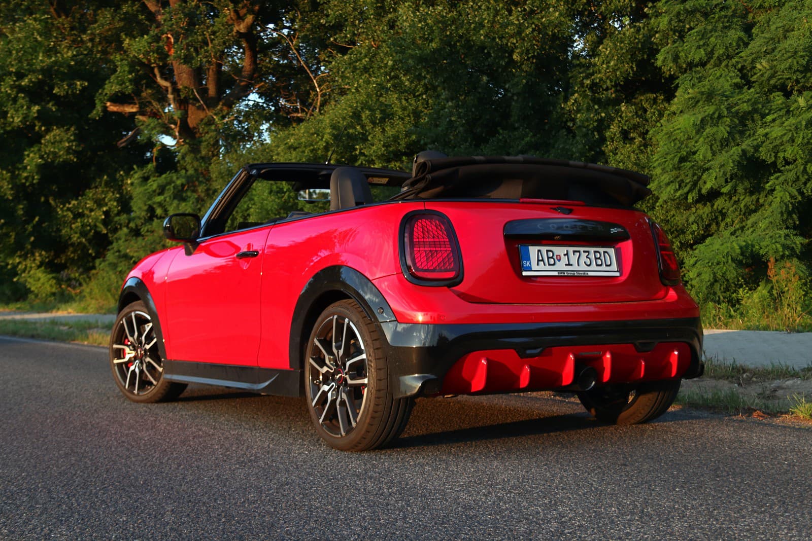 TEST: Mini Cooper JCW Cabrio - lepší kabriolet neexistuje. Iba väčší
