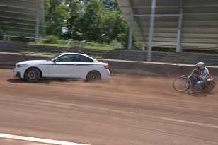 BMW M235i versus plochodrážny