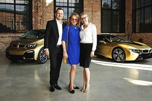 Zoltán Matuška (designér), Dagmar Havlová (Nadace Dagmar a Václava Havlových VIZE 97) a Jana Dvořáková (manažérka BMW i) pred unikátnymi vozidlami BMW i3 STARLIGHT Edition a BMW i8 STARLIGHT Edition.