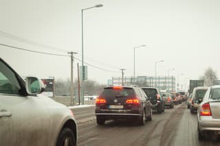 Snežiť bude naďalej, pridá