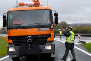 Policajti pokračujú s kontrolami