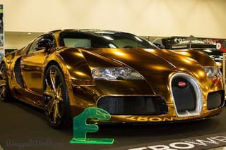 Bugatti Veyron v zlatom