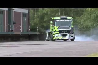 Driftujúci kamión Michiela Becxa