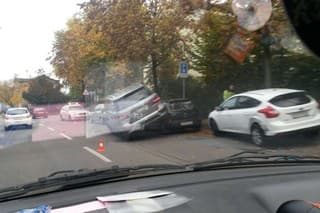 Auto zaparkovalo na aute