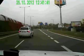 Policajné auto blokuje vodiča