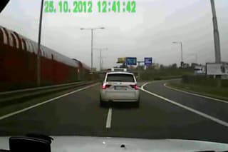 Policajné auto blokuje vodiča