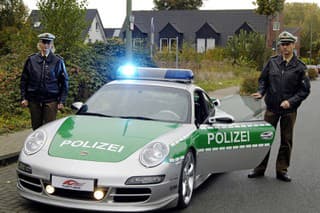 Neuveriteľné policajné autá sveta