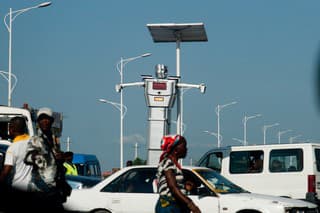 Robotický policajt riadi dopravu