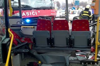 Nehoda hasiči a autobus