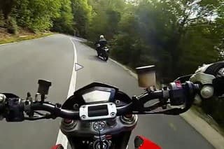Motorkár dostal šmyk na