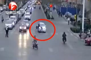 Zrazila cyklistu i policajta