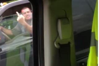 Myšička a nadávky mu