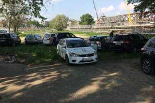 Policajti stoja na travniku