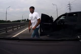 Vytiahol pištol, biele ponožky,
