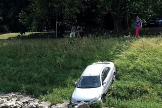 Zabrzdená vodička nezabrzdila auto