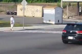 Chodec chodí po priechode,