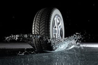 Aquaplaning je nebezpečný kedykoľvek