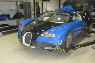 Bugatti Veyron je v
