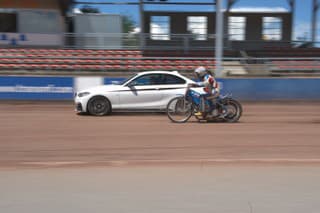 BMW M235i versus plochodrážny