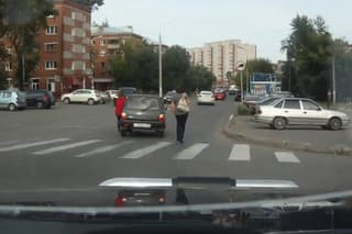 Ženičky tlačia Tico. Nie