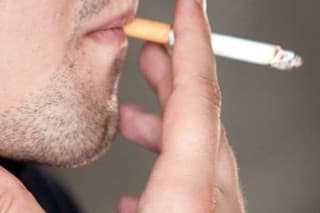 Cigareta za volantom vás