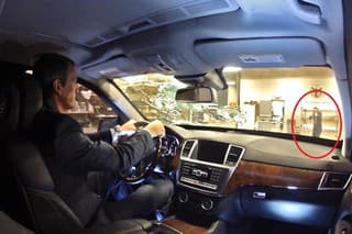opancierovaný Mercedes GL vystavený