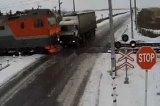 Vlaky roztrhali nákladiak na