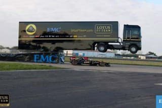 Kamión skočil ponad formulu