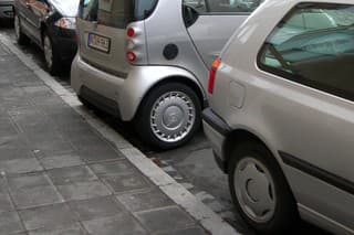 Smart parkuje aj kolmo