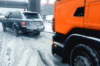 Range Rover ťahá nákladné