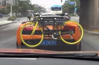 Lamborghini Gallardo s bicyklom