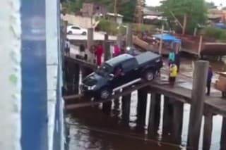 Toyota Hilux sa utopí,