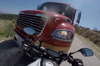 Motorka verzus hasičské auto