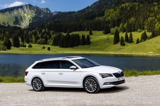 Škoda Superb Combi je