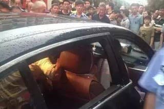 Matka nechcela poškodiť auto