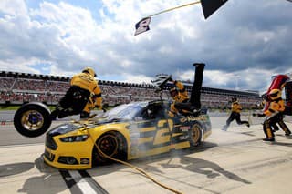 Brad Keselowski nezabrzdil včas