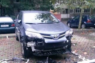 Toyota RAV4 dotrhaná psami