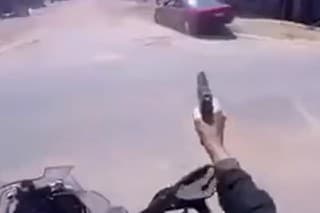 Policajt na motorke stíha