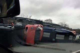Kamión vysypal športové autá