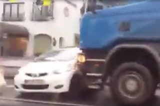 Toyota Aygo tlačená kamiónom