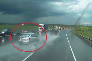 Hyundai Solaris a aquaplaning