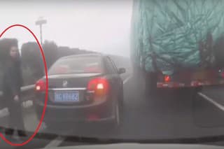Prechádzal sa po diaľnici