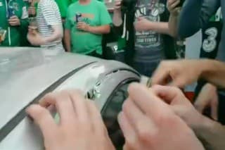 Futbaloví fanúšikovia opravili strechu