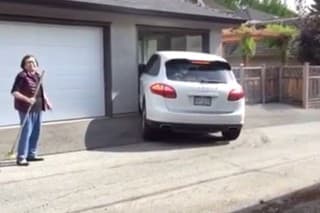 Porsche Cayenne a garáž