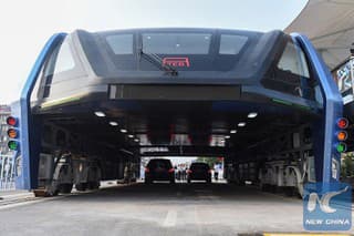 Rozkročený autobus TEB-1 už