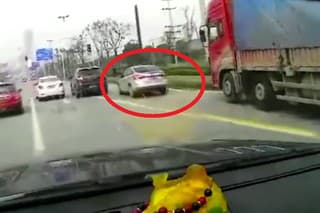 Vopchal sa pred nákladiak